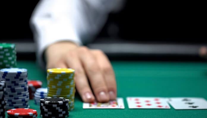 what is fold in poker